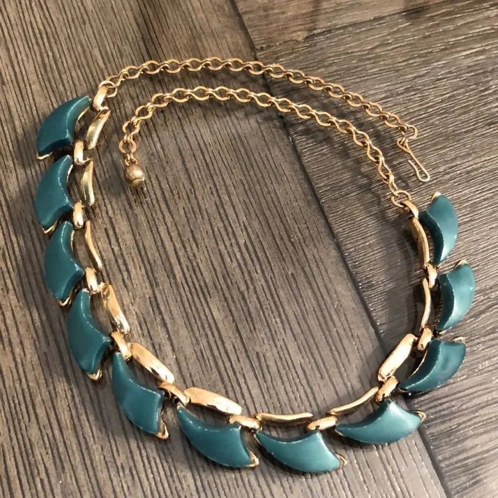 Vintage Mid Century Green Thermoset Plastic Necklace - Picture 2 of 16